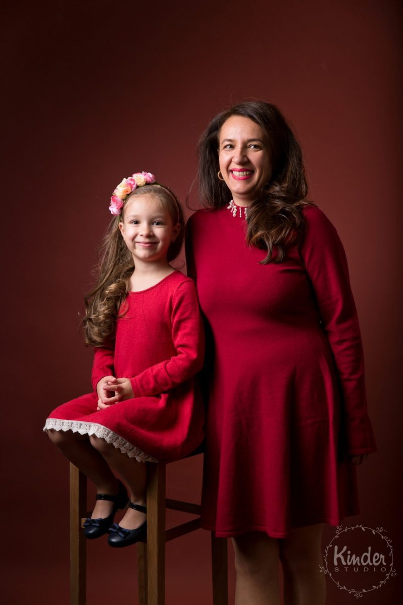 mama si fiica cu rochite rosii