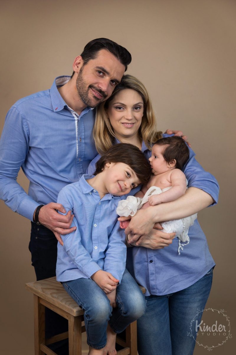 familie imbracata in albastru