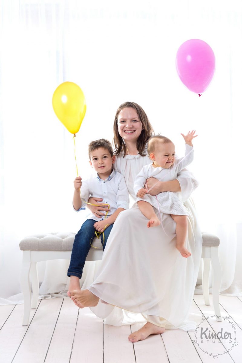 copii fericiti cu mamica si baloane