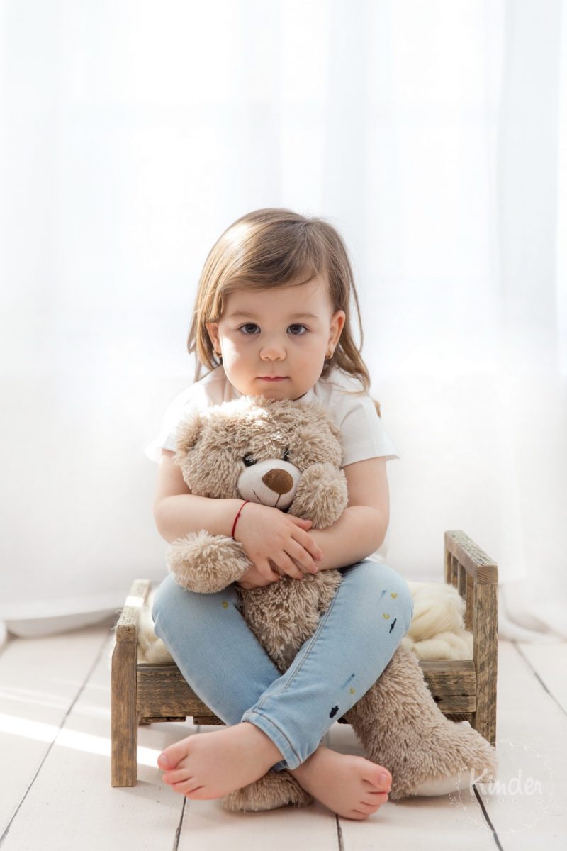 Foto portofoliu fetita cu ursulet pe patut