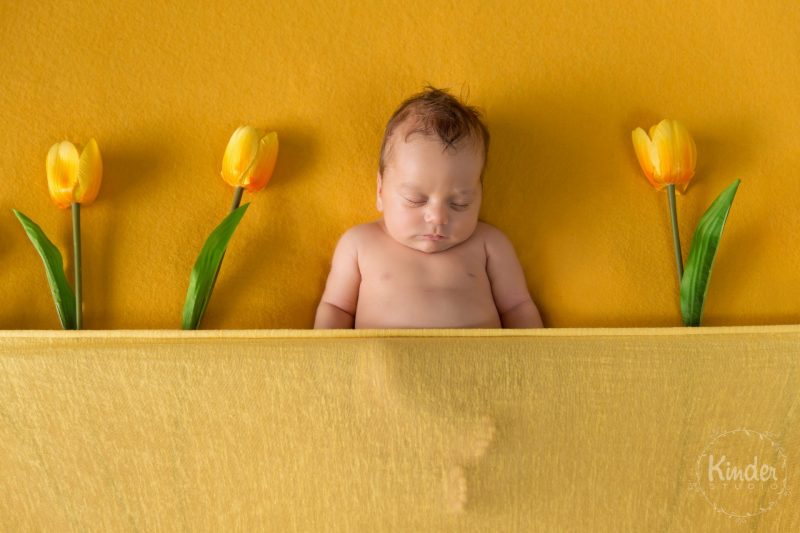 Nou nascut fetita cu lalele galbene