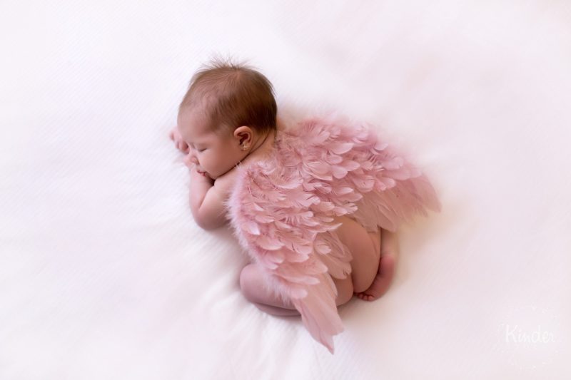 nou nascut dormind cu aripioare roz
