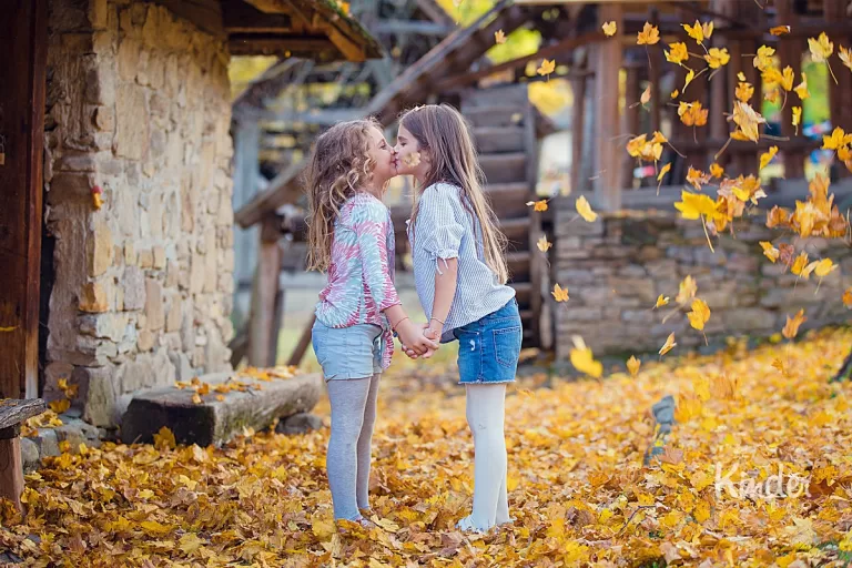 fetite la sedinta foto de toamna in aer liber
