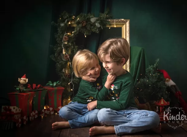 baieti in decor de craciun la sedinta foto - poze de Craciun cu familia