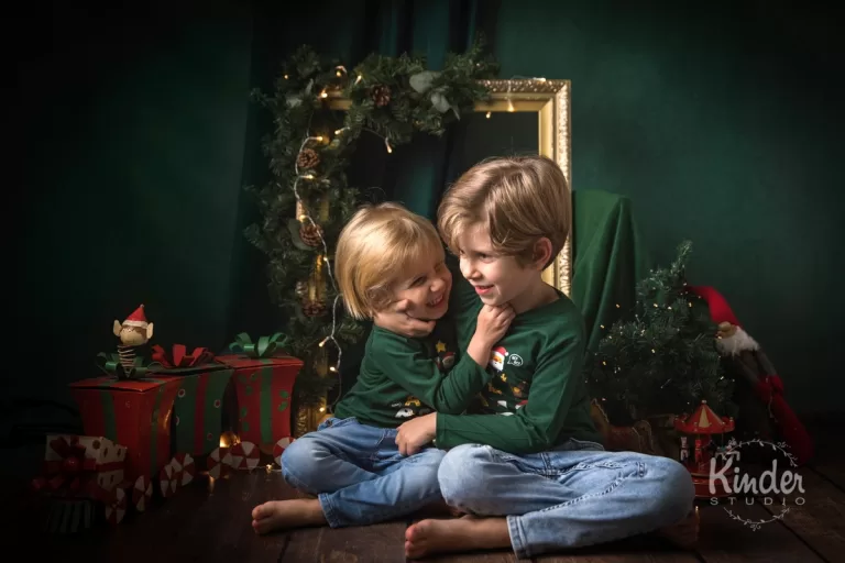 baieti in decor de craciun la sedinta foto - poze de Craciun cu familia