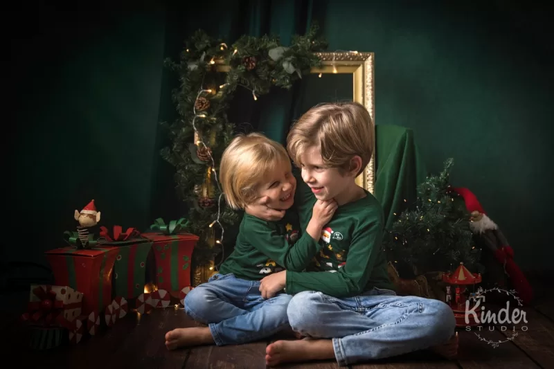 baieti in decor de craciun la sedinta foto - poze de Craciun cu familia