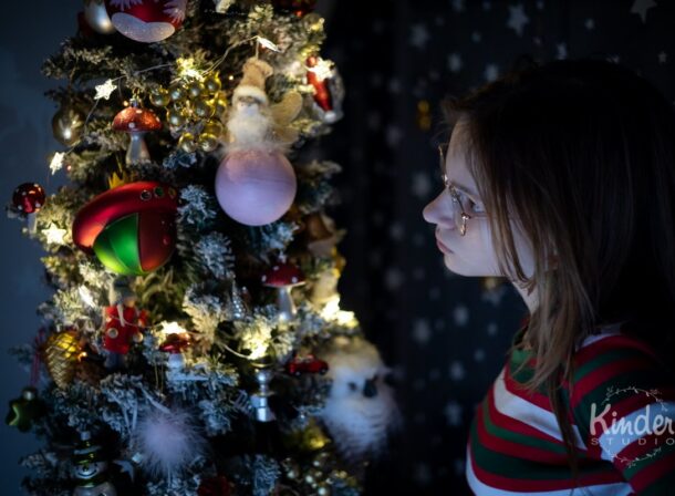 Fetita langa brad - foto de Craciun acasa