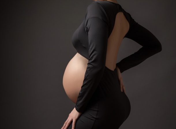 Pregătire pentru ședința foto de maternitate
